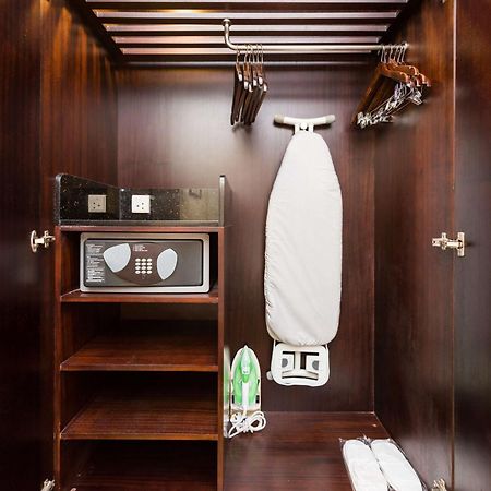 Radisson Blu Towers Kaushambi Delhi Ncr Hotel Ghaziabad Exterior foto A hotel room wardrobe with a safe