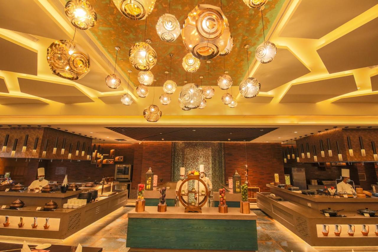 Radisson Blu Towers Kaushambi Delhi Ncr Hotel Ghaziabad Exterior foto The buffet at the hotel