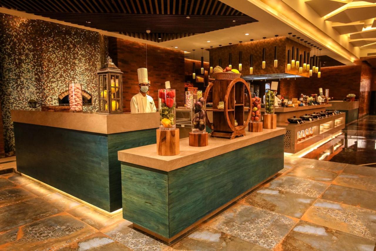 Radisson Blu Towers Kaushambi Delhi Ncr Hotel Ghaziabad Exterior foto The buffet at the restaurant