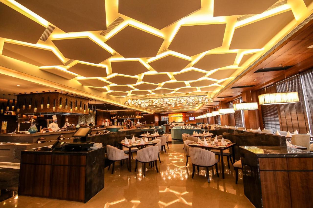 Radisson Blu Towers Kaushambi Delhi Ncr Hotel Ghaziabad Exterior foto The interior of the restaurant