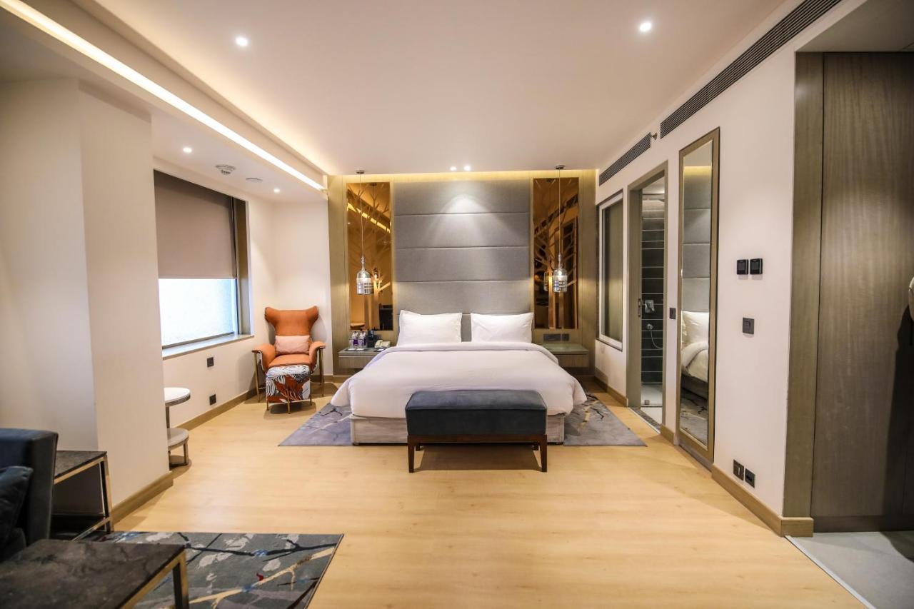 Radisson Blu Towers Kaushambi Delhi Ncr Hotel Ghaziabad Exterior foto A bedroom at the hotel
