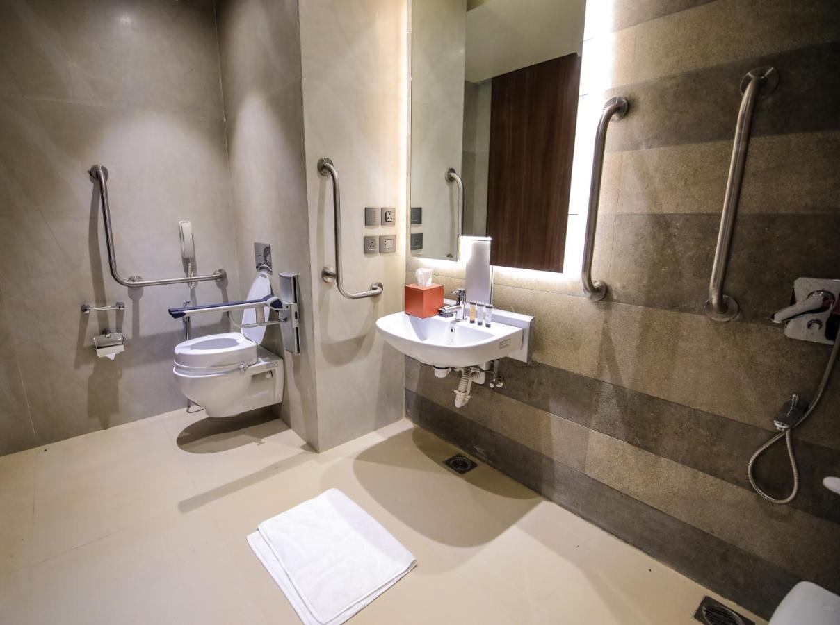 Radisson Blu Towers Kaushambi Delhi Ncr Hotel Ghaziabad Exterior foto Disabled toilet with a disabled shower