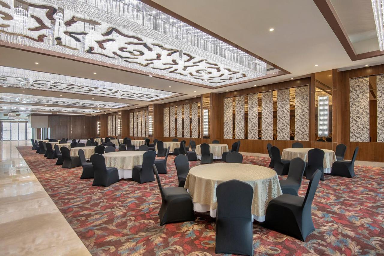 Radisson Blu Towers Kaushambi Delhi Ncr Hotel Ghaziabad Exterior foto The ballroom