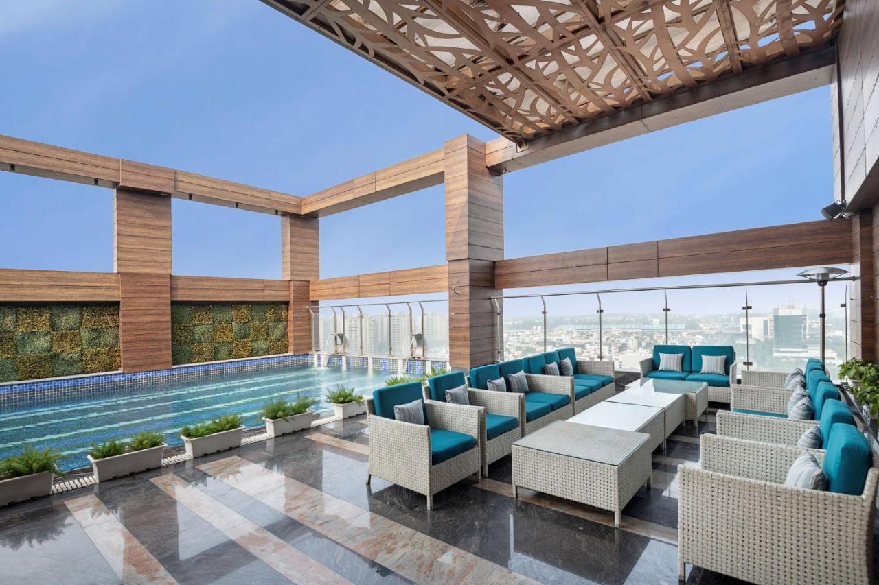 Radisson Blu Towers Kaushambi Delhi Ncr Hotel Ghaziabad Exterior foto The Sky Bar