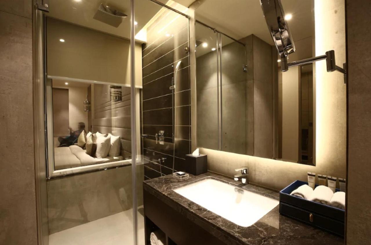 Radisson Blu Towers Kaushambi Delhi Ncr Hotel Ghaziabad Exterior foto Bathroom